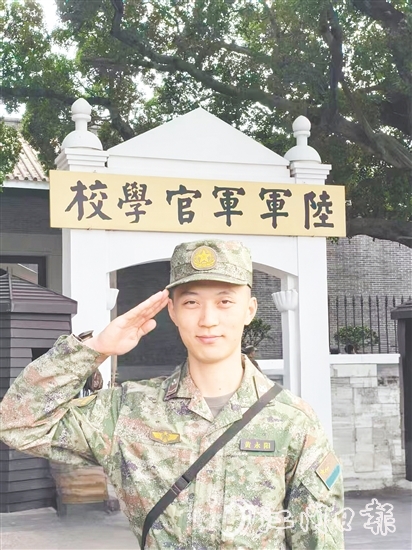 黃永陽曾是空軍機(jī)務(wù)兵，如今是開平市農(nóng)業(yè)科學(xué)研究所技術(shù)員，在田野間續(xù)寫“守護(hù)”的故事。