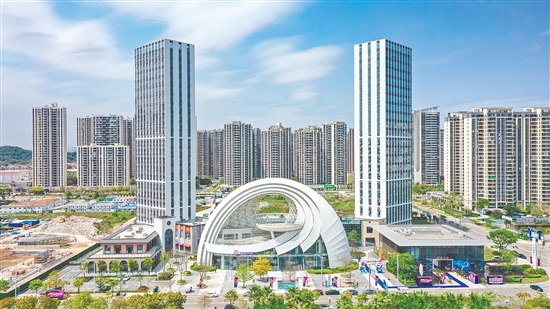 “灣區(qū)之眼”商業(yè)區(qū)的開業(yè)填補了濱江新區(qū)商業(yè)板塊的空缺。