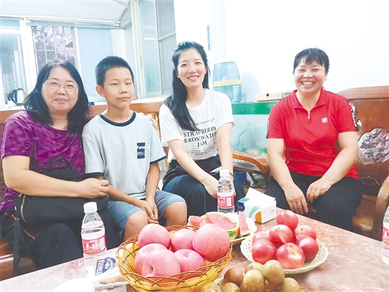 謝王亮與老師、母親（右一）合影。