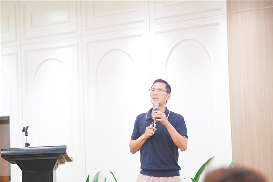 嘉賓在現(xiàn)場演講。