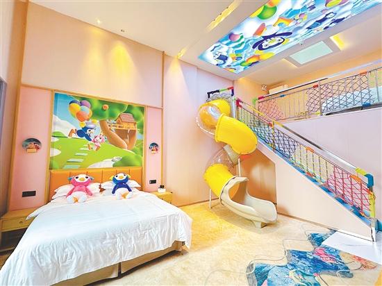 巴貝高比比企鵝親子酒店親子房內(nèi)設(shè)有旋轉(zhuǎn)滑梯。