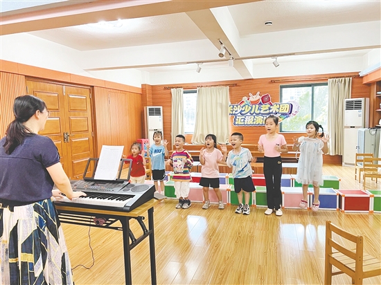 少年兒童在“家門(mén)口”免費(fèi)享受優(yōu)質(zhì)藝術(shù)教育。