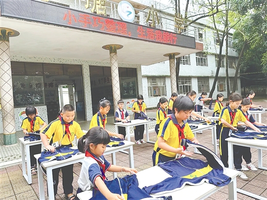 龍?zhí)列W(xué)的學(xué)生認真參加“小手巧整理”挑戰(zhàn)賽。