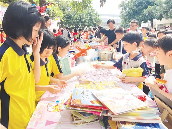 沙岡小學(xué)打造品牌活動鏈，成為水口鎮(zhèn)勞動教育標(biāo)桿。圖為該校義賣活動現(xiàn)場。
