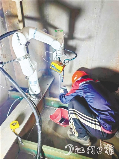 焊接機(jī)器人小巧輕便，接上電源，便可對(duì)著鋼板開(kāi)始焊接。