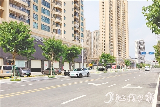 東寧路、僑安路及僑光一巷3條城市支路全面竣工通車，有效緩解陳宜禧路等周邊道路擁堵。圖為新建的東寧路。