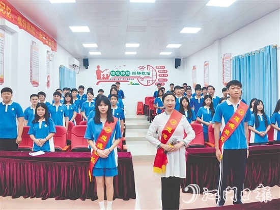 怡霖學(xué)校實(shí)行道德班長(zhǎng)制度，推動(dòng)班級(jí)開(kāi)啟自我管理新征程。