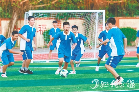 怡霖學(xué)校以五育協(xié)同為目標(biāo)，培養(yǎng)全面發(fā)展的新時(shí)代好少年。