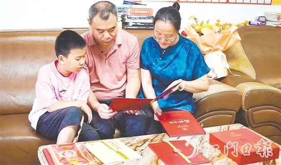 何宇曦被國防科技大學錄取，他的家人非常欣慰。