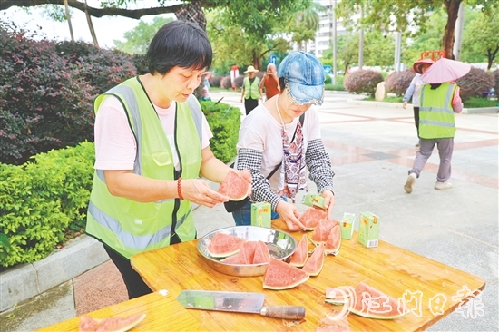 環(huán)衛(wèi)工人收到西瓜和清涼飲料。