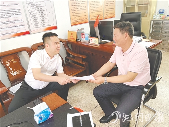 吳泓汛（左）著力構(gòu)建“一站式”矛盾調(diào)處平臺，讓群眾煩心事有處說、有人管。