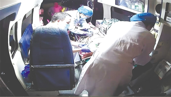 待患者生命體征穩(wěn)定，醫(yī)護(hù)人員將其轉(zhuǎn)運(yùn)至醫(yī)院搶救。