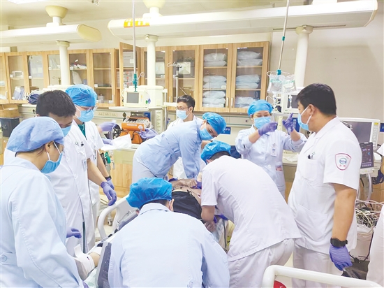 醫(yī)護(hù)人員為患者開展院內(nèi)救治。