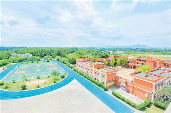 臺山怡霖學(xué)校從最初的德星學(xué)堂到如今的現(xiàn)代化民辦學(xué)校，見證了臺山教育的發(fā)展歷程。