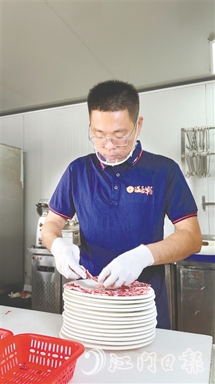 餐館繁忙時(shí)，溫偉文也會(huì)親自上陣。