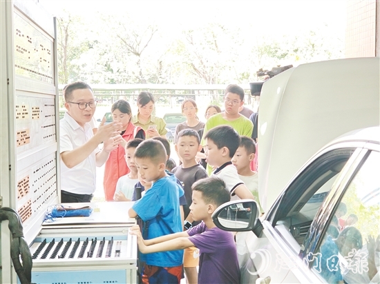 方镕城向社區(qū)居民普及新能源汽車知識。