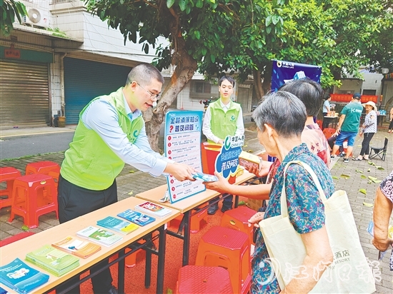 江門保險(xiǎn)行業(yè)深入一線開展保險(xiǎn)知識(shí)宣傳活動(dòng)。