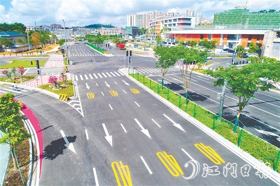 鶴山市大力推動康寧路、朗和路、詠春路、匯源新都道路等多項城市道路建設(shè)工程，聚焦解決新開發(fā)建設(shè)小區(qū)居民的交通出行，以及局部區(qū)域交通擁堵、路網(wǎng)結(jié)構(gòu)不完善等問題。圖為詠春路。