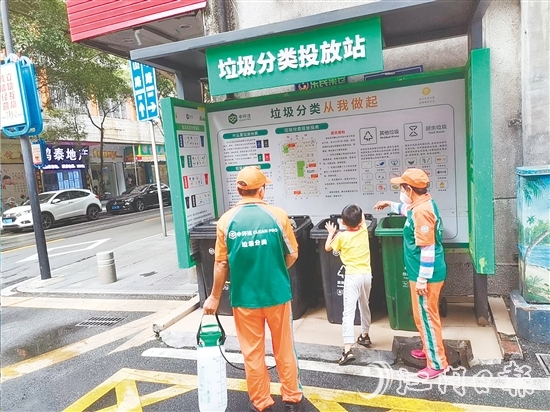 鶴山市大力推進(jìn)垃圾收集點整改工作，讓生活垃圾分類投放更便捷、規(guī)范。