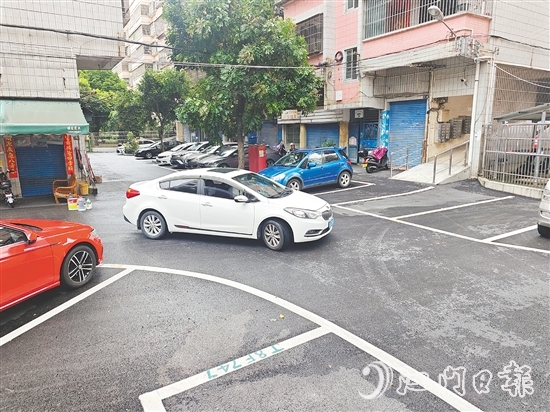 屏苑一區(qū)經(jīng)過升級改造，小區(qū)內(nèi)部道路全部鋪設(shè)瀝青，停車位用清晰標(biāo)線劃分。