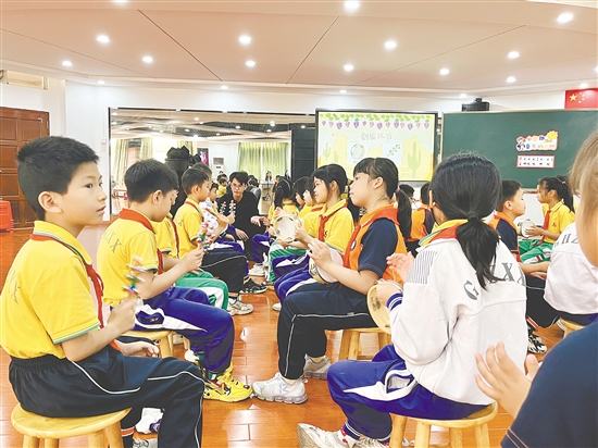 余杰聰以學(xué)生們喜聞樂(lè)見的方式，帶領(lǐng)大家走進(jìn)充滿魅力的音樂(lè)世界。