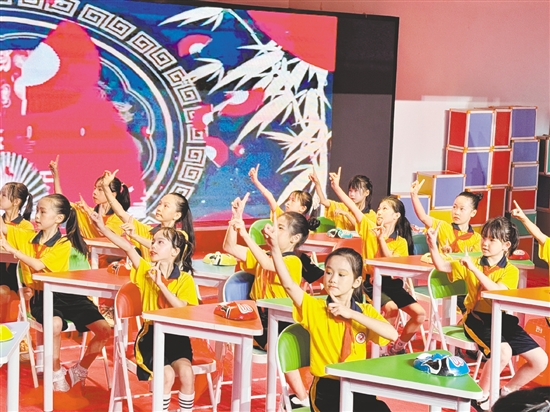 學(xué)生們在舞臺(tái)上自信綻放，以多元形式展現(xiàn)藝術(shù)素養(yǎng)。