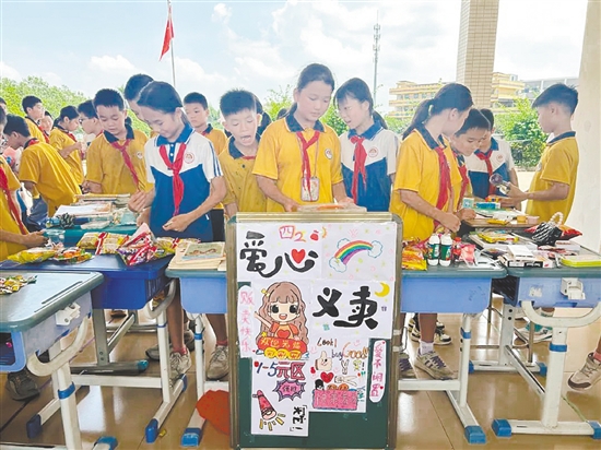 學生們穿梭在各攤位間“淘寶”，以實際行動奉獻愛心。