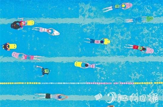 市民正在游泳池游泳消暑。