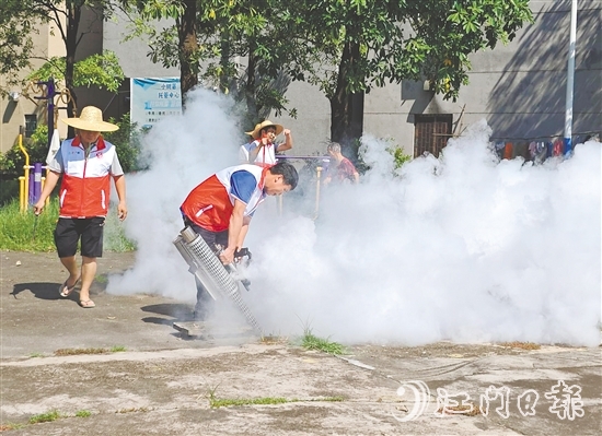 7月25-26日，恩平在全市范圍內(nèi)開展防蚊滅蚊愛國(guó)衛(wèi)生集中行動(dòng)，各級(jí)黨組織和廣大黨員積極響應(yīng)號(hào)召，主動(dòng)下沉一線。
