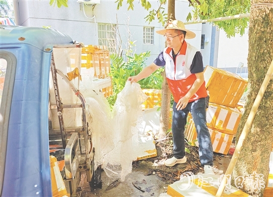 黨員干部、志愿者對(duì)房前屋后、背街小巷等蚊蟲易孳生地進(jìn)行排查。