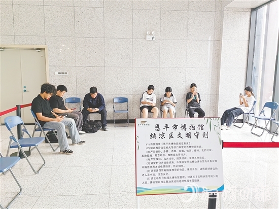 恩平市博物館為市民和游客打造一處“清涼港灣”。