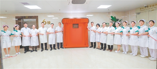 江門市人民醫(yī)院是我市目前唯一入選“首批免陪照護標準化（病房）醫(yī)院建設單位”的醫(yī)療機構。