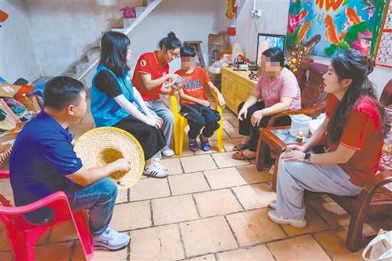 五邑大學(xué)學(xué)生走進(jìn)困難家庭宣講助學(xué)政策。