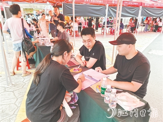招聘會(huì)吸引了不少本地青年返鄉(xiāng)求職，其中既有剛畢業(yè)的應(yīng)屆生，也不乏待業(yè)數(shù)月的年輕人。