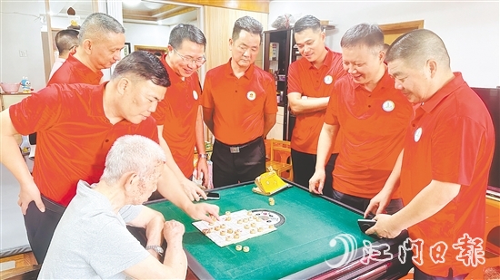 長沙商會會員與老兵下象棋。