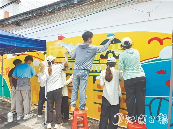 隨著“墨韻筑鄉(xiāng)”突擊隊員們的畫筆落下，三埠街道三圍村的墻面逐漸煥發(fā)出新的光彩。受訪者供圖