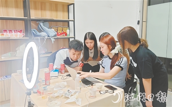 為推廣好開平本地農(nóng)產(chǎn)品，“赤貨先鋒隊”隊員們編寫直播腳本，反復(fù)打磨話術(shù)，確保直播效果良好。受訪者供圖