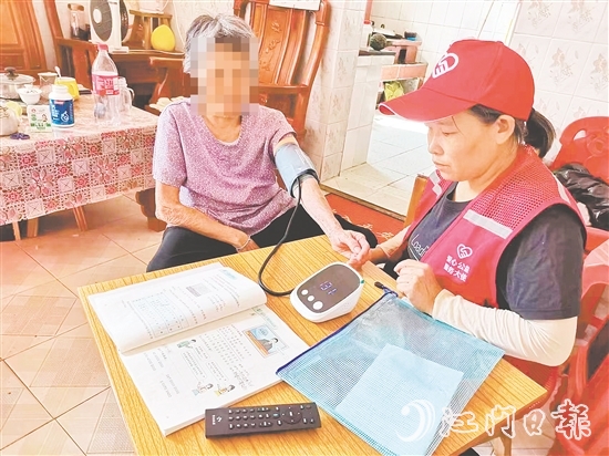 愛心服務隊上門探訪老人。