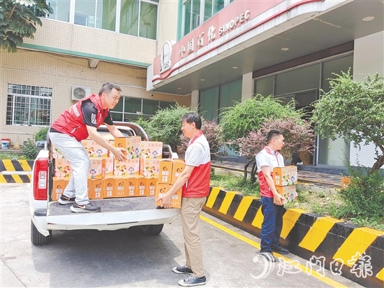 龍勝鎮(zhèn)將火龍果分批運往蓬江、臺山、鶴山、恩平等地，一周內(nèi)售出1500余公斤，有效帶動種植戶增收。