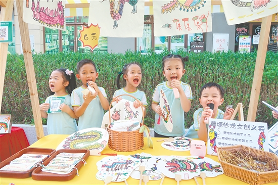 集市現(xiàn)場氣氛熱烈，“小掌柜”們熱情叫賣。