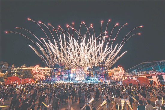 歌手后弦的演唱點(diǎn)燃了赤坎華僑古鎮(zhèn)的熱情，現(xiàn)場氣氛熱烈。