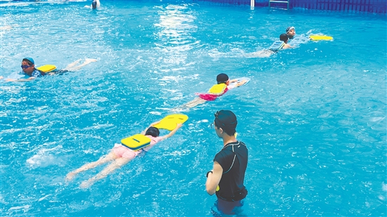 孩子們正在學(xué)習(xí)游泳基本動作。