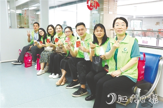 中國(guó)人壽江門分公司的保險(xiǎn)從業(yè)人員組團(tuán)參加獻(xiàn)血活動(dòng)。