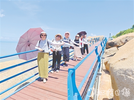 新會區(qū)教育工委會職工游覽那琴半島地質(zhì)公園。