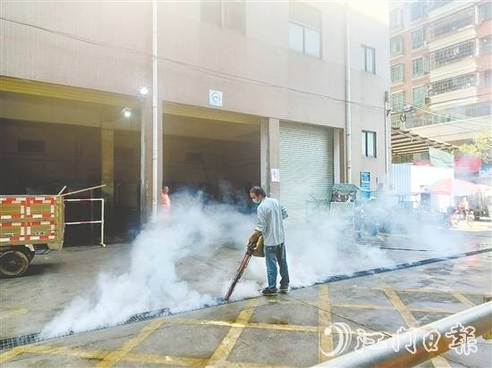 工作人員進行專業(yè)消殺。