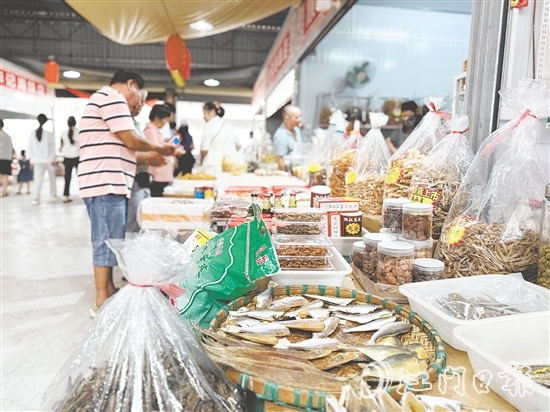 游客紛紛到海鮮特產(chǎn)市場(chǎng)挑選海味。