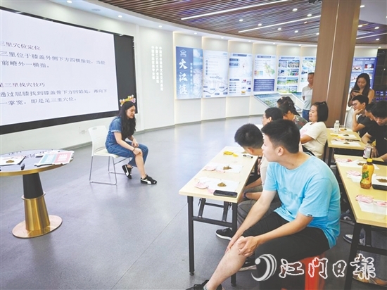 中醫(yī)師現(xiàn)場演示足三里、合谷穴、內(nèi)關穴等穴位按摩。