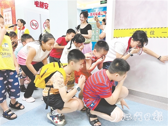 孩子們參加火災逃生演練。