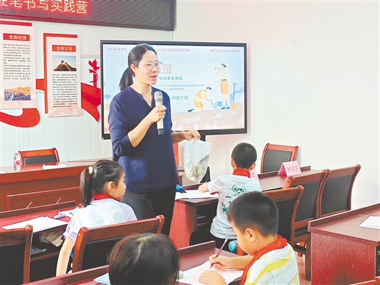 新會區(qū)博物館工作人員為學(xué)生們帶來別開生面的考古繪圖課。