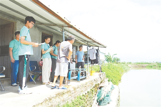 突擊隊深入青蟹養(yǎng)殖基地，摸清當?shù)仞B(yǎng)殖難點痛點。